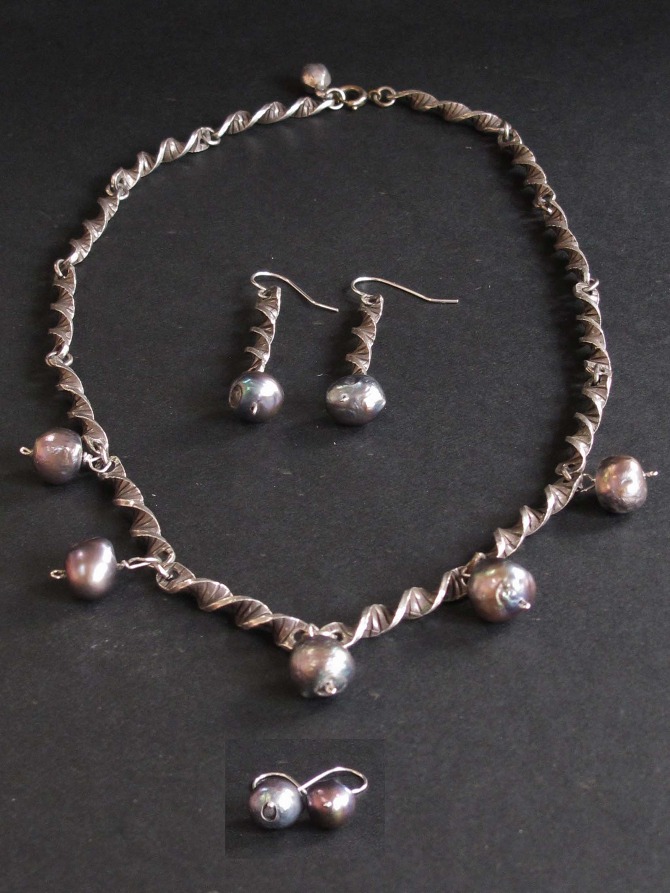 Important lot d'anciens bijoux fantaisie - Montres & Bijoux